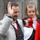 Kronprinsen og Prinsesse Ingrid Alexandra vinker til barnetoget i Asker (Foto: Cornelius Poppe, Scanpix)